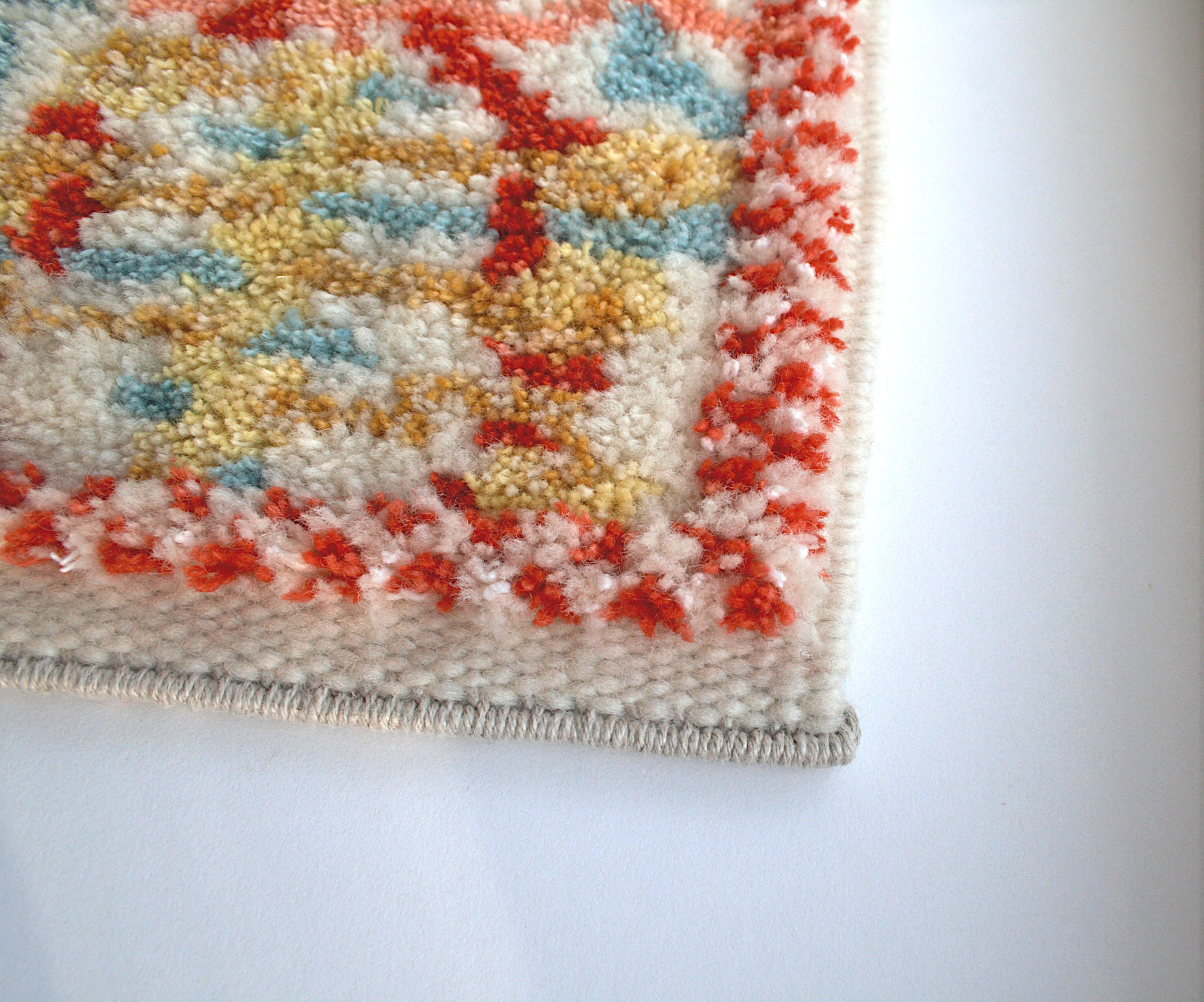 Växtfärgad flossa i 100 % svensk ull med oblekt linvarp